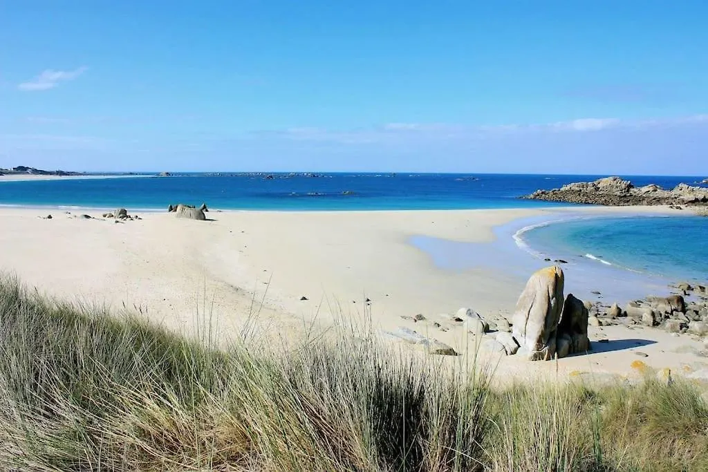 Cléder La Villa Des Amiets, Piscine Chauffee Et A 500 M De La Plage