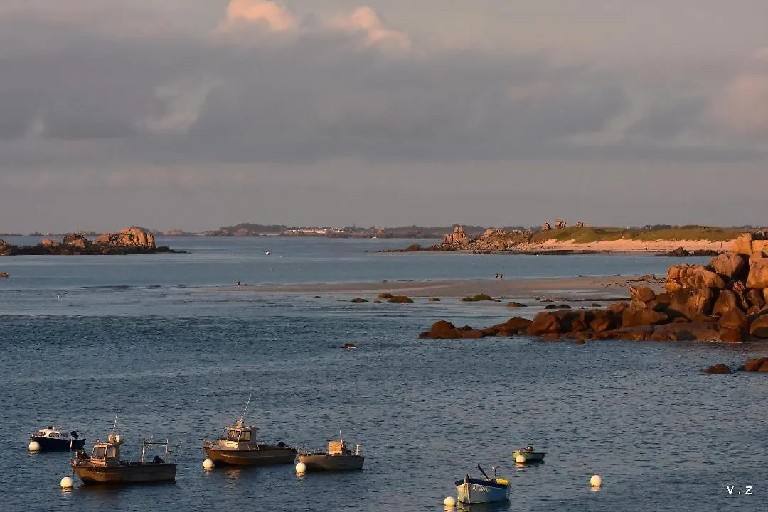 Cléder La Villa Des Amiets, Piscine Chauffee Et A 500 M De La Plage
